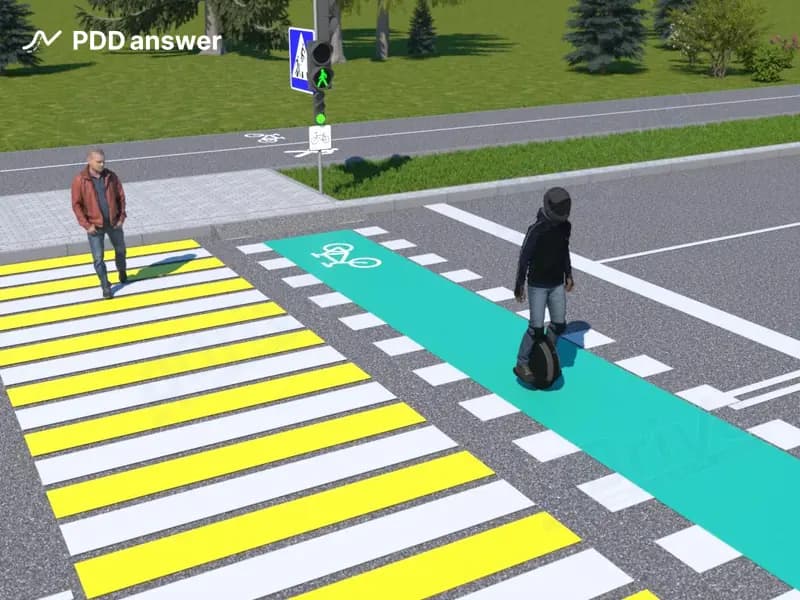 Обязан ли водитель средства персональной мобильности, пересекая проезжую часть дороги по велосипедному переезду, в показанной ситуации двигаться со скоростью идущего шагом пешехода?