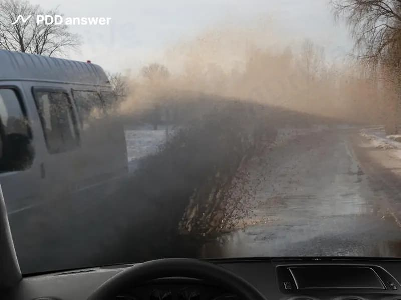 Как следует поступить водителю легкового автомобиля, если в пути в ясную солнечную погоду он обнаружил, что не работают стеклоочистители ветрового стекла?