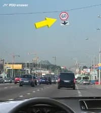 С какой максимальной скоростью Вам разрешено продолжить движение по занимаемой полосе за показанными дорожными знаками, если на данном участке дороги разрешено движение со скоростью не более 80 км/ч?