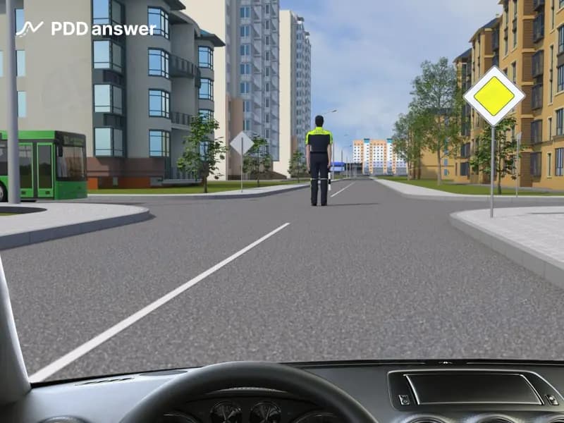 В показанной ситуации дорожный знак «Главная дорога»: