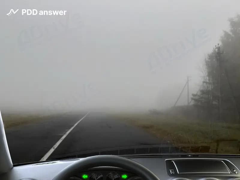 Как должен поступить водитель, если при движении к месту ремонта в светлое время суток с негорящими (отсутствующими) фарами он попал в полосу сильного тумана и видимость дороги снизилась до 200–250 метров?