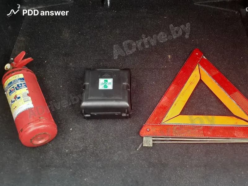 Какое оборудование из перечисленного ниже обязательно должно быть в наличии в легковом автомобиле для участия в дорожном движении?