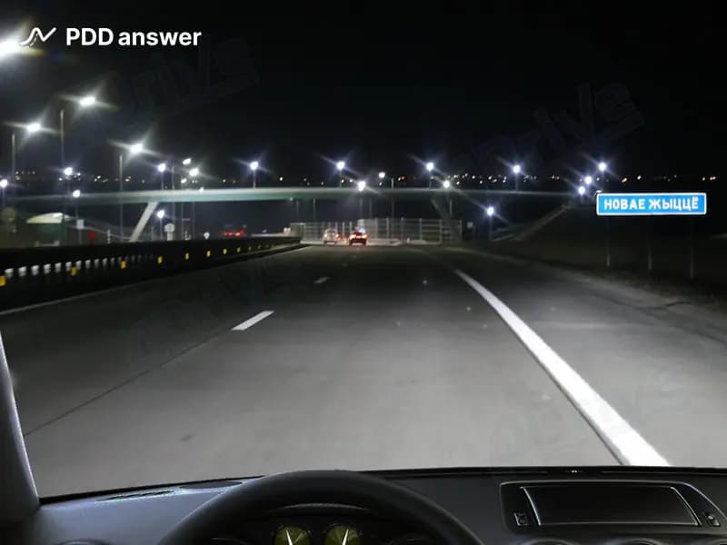 Обязаны ли Вы в показанной ситуации после проезда дорожного знака переключить дальний свет фар на ближний?