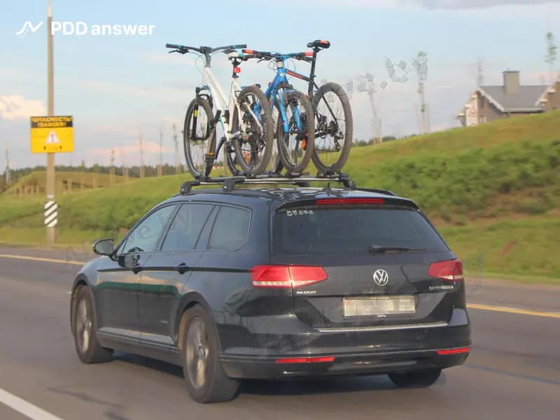 Должен ли водитель обозначить груз, выступающий за габарит транспортного средства сверху более чем на 0.4 метра, если общая высота транспортного средства с грузом не превышает 4 метра от поверхности дороги?