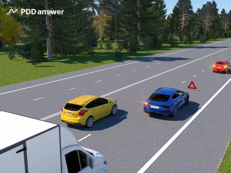 На правой полосе из-за препятствия образовался затор. В такой ситуации водитель жёлтого легкового автомобиля: