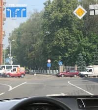 Разрешается ли Вам, управляя легковым автомобилем, проехать перекрёсток прямо, если Вы проживаете в доме, расположенном за перекрёстком?