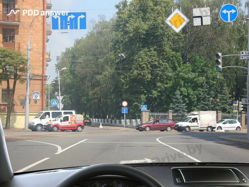 Разрешается ли Вам, управляя легковым автомобилем, проехать перекрёсток прямо, если Вы проживаете в доме, расположенном за перекрёстком?