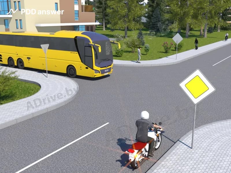 Кто в показанной ситуации имеет преимущество, если мотоциклисту необходимо повернуть направо?
