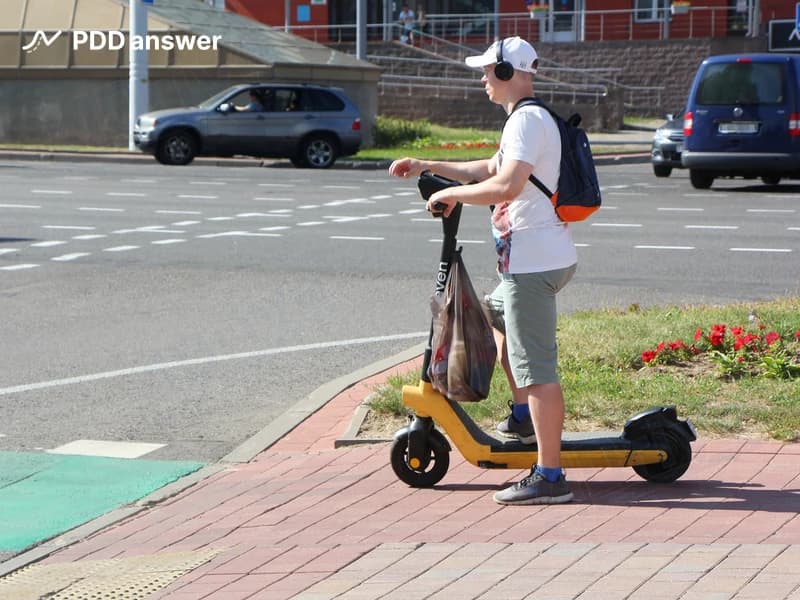 С какой скоростью при включении разрешающего сигнала транспортного светофора, предназначенного для регулирования движения велосипедистов, водителю средства персональной мобильности разрешено пересечь проезжую часть дороги по велосипедному переезду?