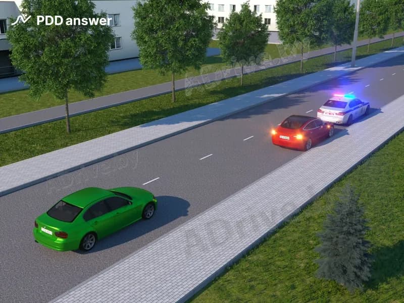 Что должен сделать водитель зелёного автомобиля при приближении к стоящему транспортному средству оперативного назначения в ситуации, показанной на рисунке?