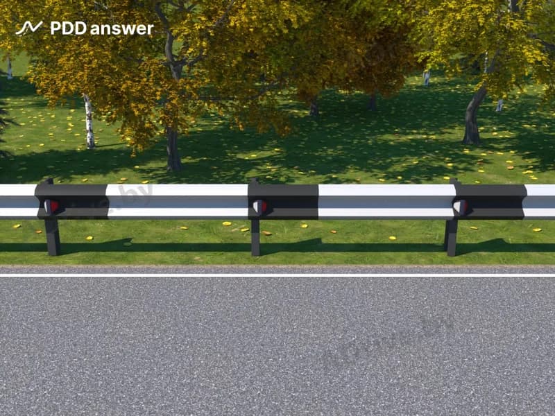 Что обозначает вертикальная дорожная разметка, нанесённая на боковую поверхность дорожного ограждения, показанная на рисунке?