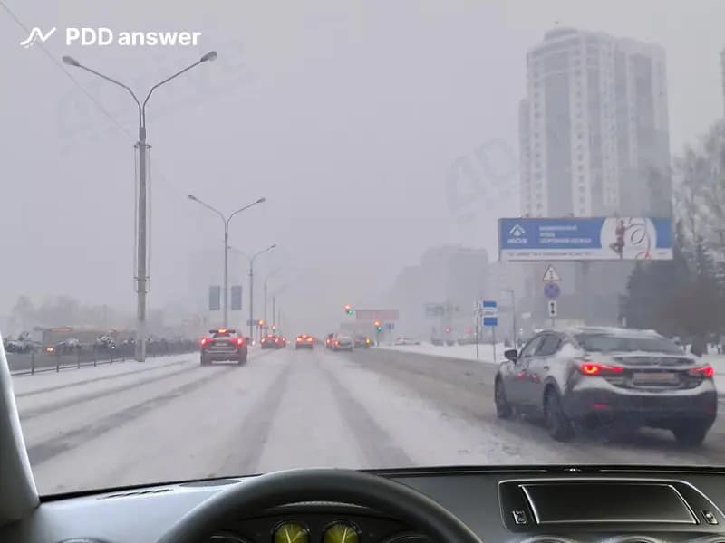 Если автомобиль не оборудован антиблокировочной системой, то какой способ торможения наиболее безопасен и эффективен на скользком дорожном покрытии?