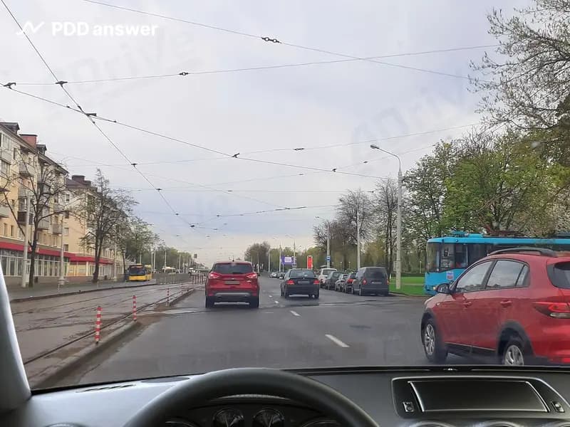 Обязаны ли Вы, управляя легковым автомобилем, уступить дорогу трамваю в показанной ситуации (не выезд из депо)?