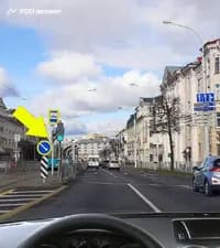 На остановочном пункте стоит трамвай, осуществляющий посадку (высадку) пассажиров с включённой аварийной световой сигнализацией. В показанной ситуации при включении разрешающего сигнала светофора:
