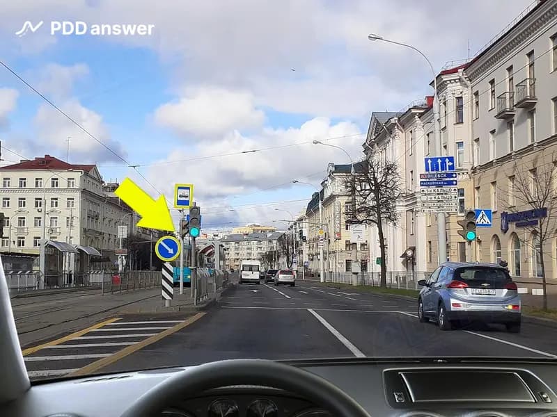 На остановочном пункте стоит трамвай, осуществляющий посадку (высадку) пассажиров с включённой аварийной световой сигнализацией. В показанной ситуации при включении разрешающего сигнала светофора: