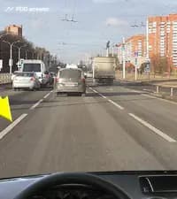 О чём Вас информирует увеличение длины штрихов прерывистой линии горизонтальной дорожной разметки и сокращение расстояния между ними в показанной ситуации?
