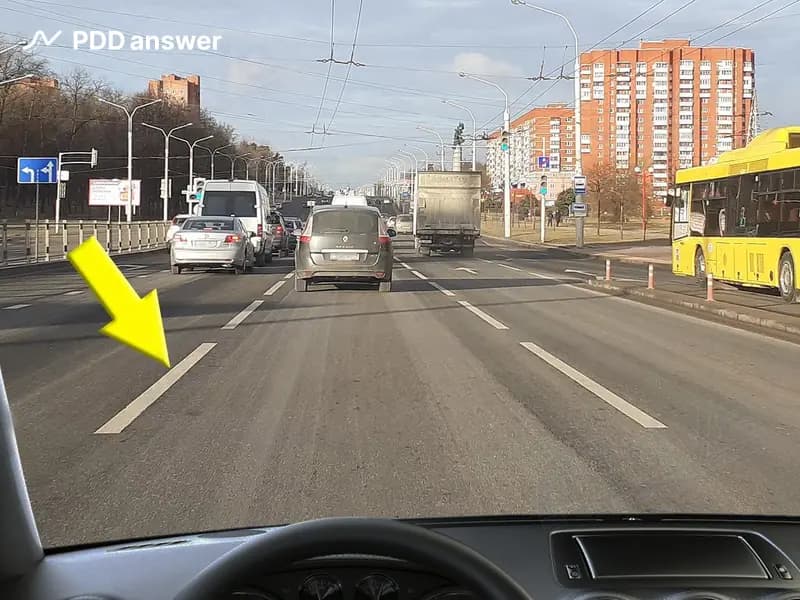 О чём Вас информирует увеличение длины штрихов прерывистой линии горизонтальной дорожной разметки и сокращение расстояния между ними в показанной ситуации?