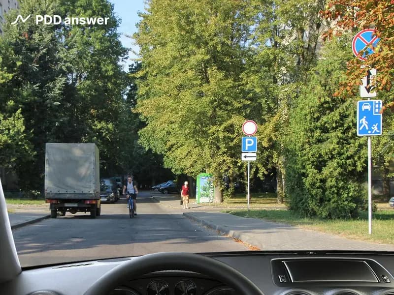 Управляя автомобилем в жилой зоне, имеете ли Вы преимущество перед велосипедистом?