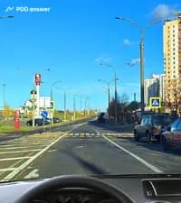 Как следует двигаться через пешеходный переход в ситуации, когда перед ним стоят транспортные средства в нарушение Правил дорожного движения?