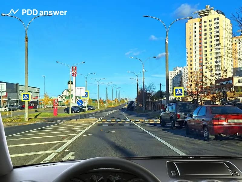 Как следует двигаться через пешеходный переход в ситуации, когда перед ним стоят транспортные средства в нарушение Правил дорожного движения?