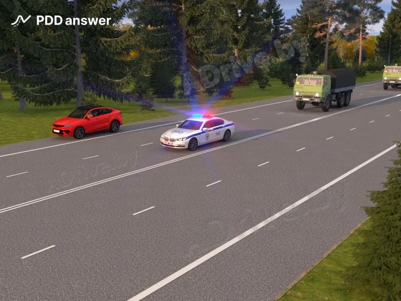 В какой момент водителю, совершившему остановку на обочине при движении транспортного средства оперативного назначения с включёнными маячками синего и красного цветов, сопровождавшего организованную транспортную колонну, разрешается возобновить движение?