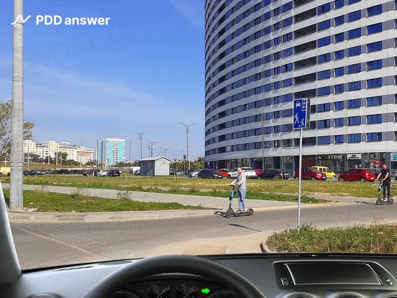 Управляя автомобилем в жилой зоне, имеете ли Вы преимущество перед водителями средств персональной мобильности?