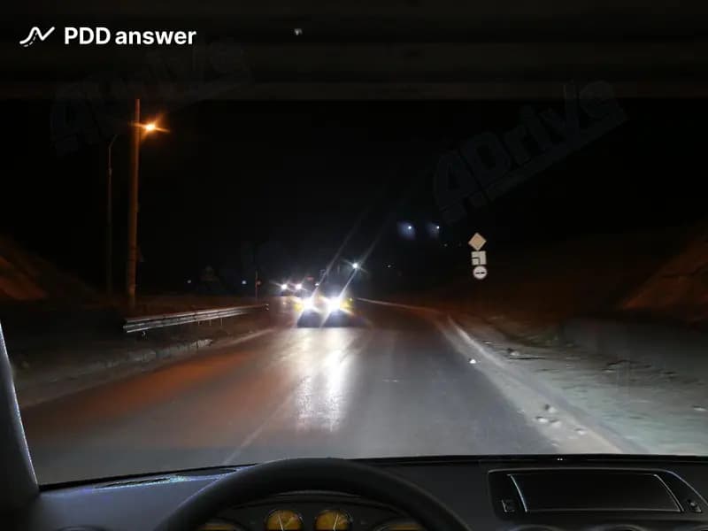 В чём Вы, управляя автомобилем, должны убедиться, если в тёмное время суток на приближающемся встречном автомобиле включилась аварийная световая сигнализация?