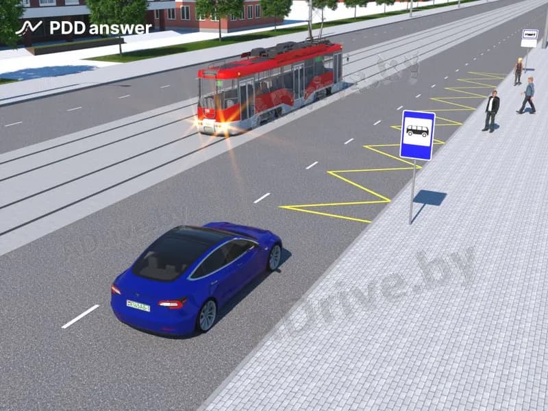 Разрешено ли водителю синего автомобиля опередить трамвай в показанной ситуации?