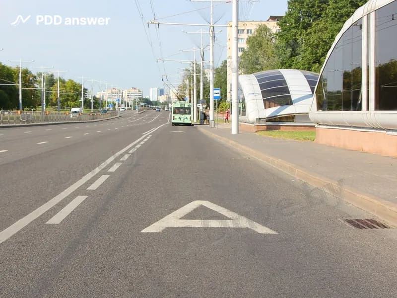 Что обозначают показанной горизонтальной дорожной разметкой в виде буквы «А»?