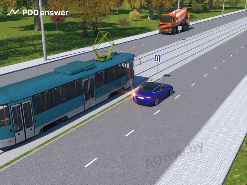 Кому в показанной обстановке обязан уступить дорогу водитель синего легкового автомобиля при выполнении разворота?