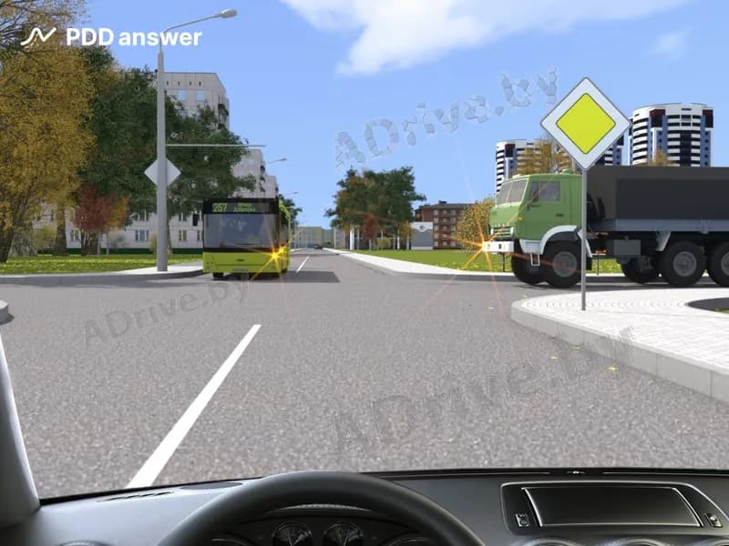 В показанной ситуации, двигаясь прямо на перекрёстке, Вы: