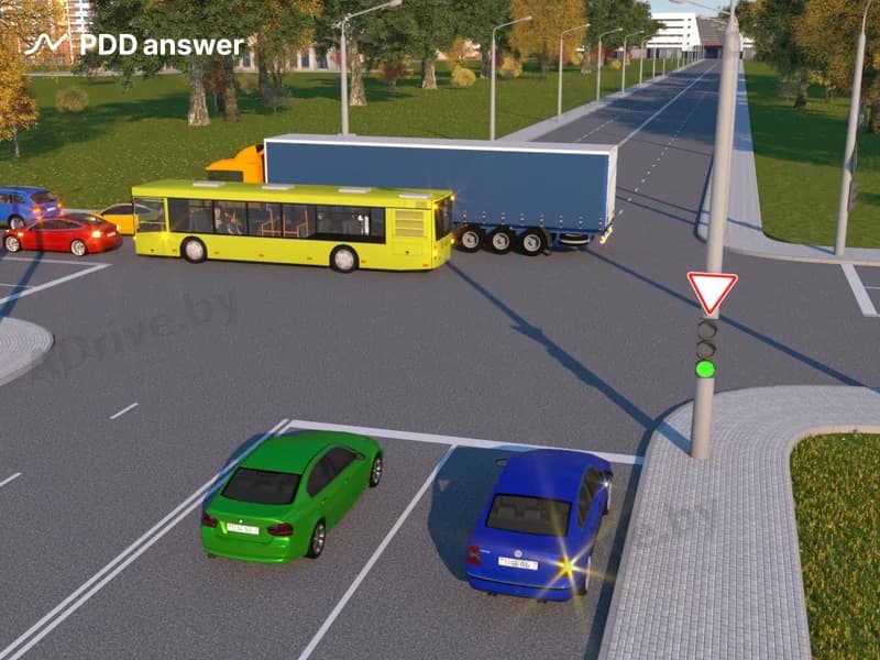 Разрешается ли водителю зелёного легкового автомобиля выехать на перекрёсток для дальнейшего движения прямо при включении зелёного сигнала светофора?