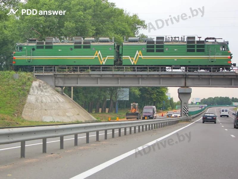 Является ли показанное пересечение дороги с железнодорожными путями железнодорожным переездом?