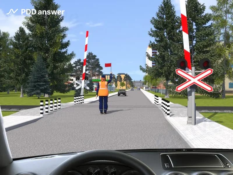 Разрешено ли Вам, управляя автомобилем, проехать через железнодорожный переезд в показанной ситуации?