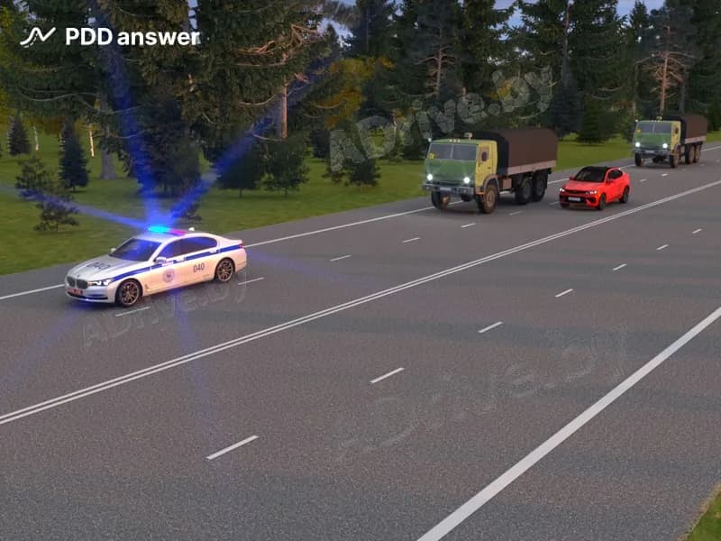 Двигаясь во второй полосе движения, водитель легкового автомобиля увидел в начале транспортной колонны транспортное средство оперативного назначения с включённым маячком синего цвета. Какие его действия в такой ситуации будут соответствовать Правилам дорожного движения?