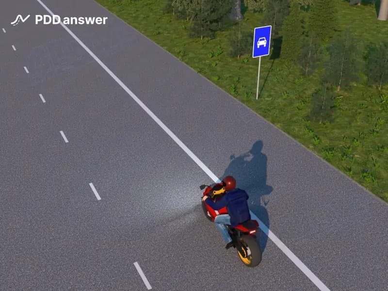 С какой максимальной скоростью разрешено продолжить движение мотоциклисту за дорожным знаком в показанной ситуации вне населённого пункта?