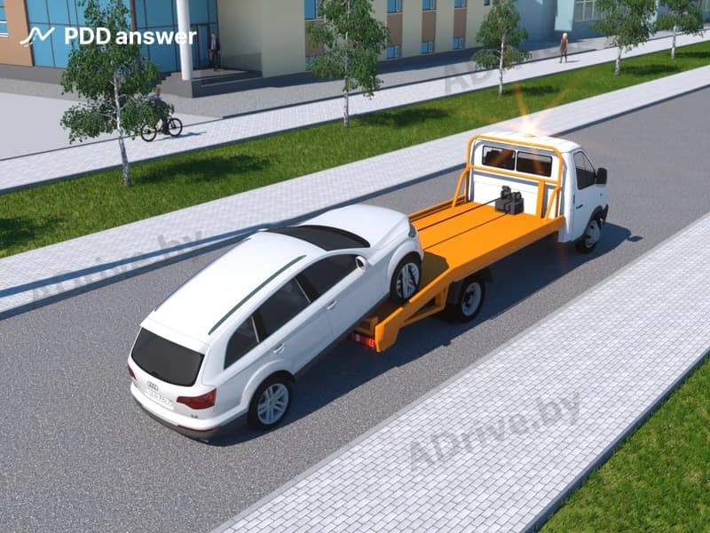 Должна ли быть включена аварийная световая сигнализация на буксируемом указанным способом легковом автомобиле?