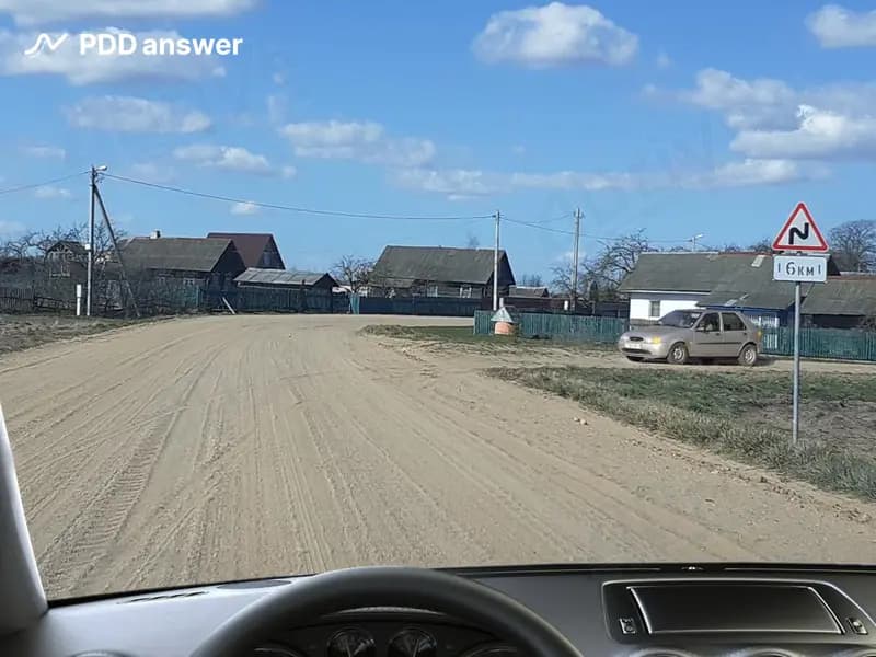 В данной ситуации, приближаясь по дороге с гравийным покрытием к примыканию справа дороги с грунтовым покрытием, Вы находитесь: