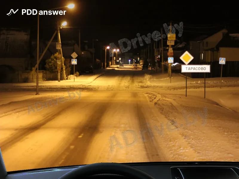Обязаны ли Вы в показанной ситуации переключить дальний свет фар на ближний?