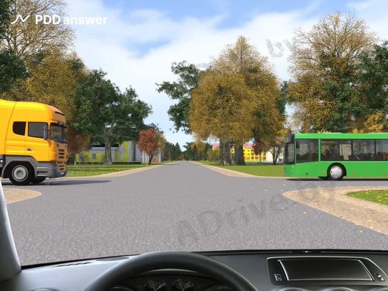 При движении прямо Вы в показанной ситуации: