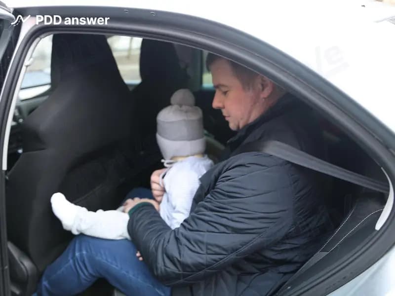 Разрешается ли перевозить ребёнка в возрасте до 12 лет на коленях у совершеннолетнего пассажира на заднем сиденье легкового автомобиля (за исключением автомобиля-такси), оборудованного ремнями безопасности?