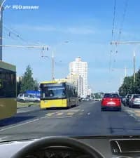 Как Вам следует поступить в показанной ситуации, если автобусы остановились ввиду небольшого затора на встречной полосе движения?