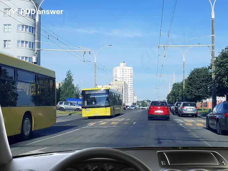 Как Вам следует поступить в показанной ситуации, если автобусы остановились ввиду небольшого затора на встречной полосе движения?