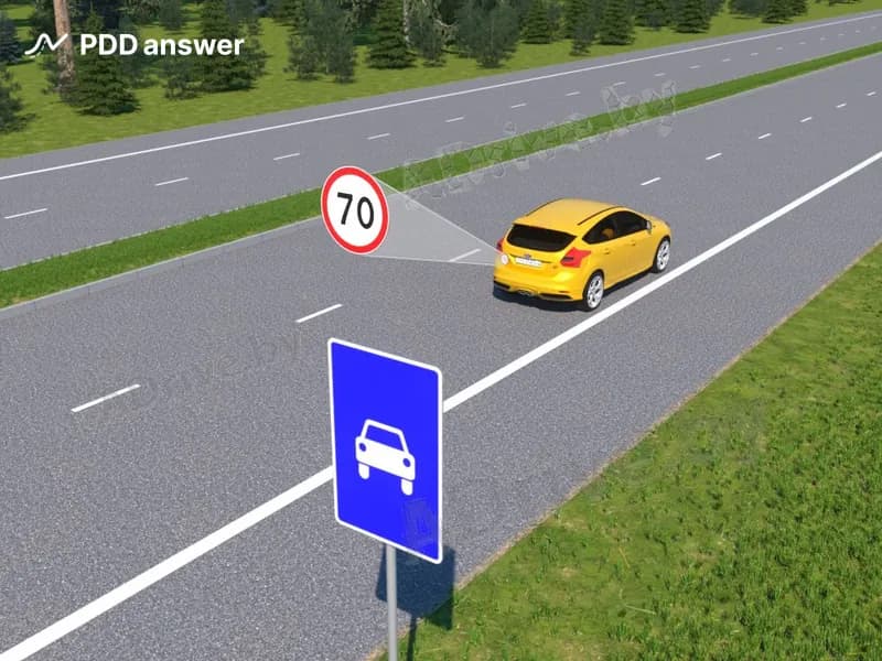 С какой максимальной скоростью разрешается двигаться по дороге, обозначенной дорожным знаком «Дорога для автомобилей», водителю легкового автомобиля с водительским стажем до двух лет в показанной ситуации?