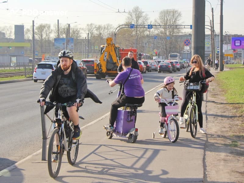В каких случаях водитель средства персональной мобильности при движении по тротуару в населённом пункте нарушит Правила дорожного движения?