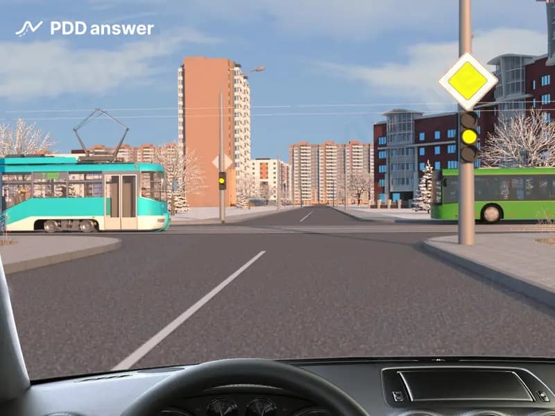 В показанной ситуации Вы намерены продолжить движение прямо. При включённом на светофоре жёлтом мигающем сигнале Вам следует: