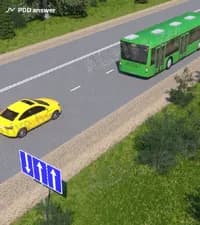 В показанной ситуации водитель жёлтого легкового автомобиля собирается выполнить: