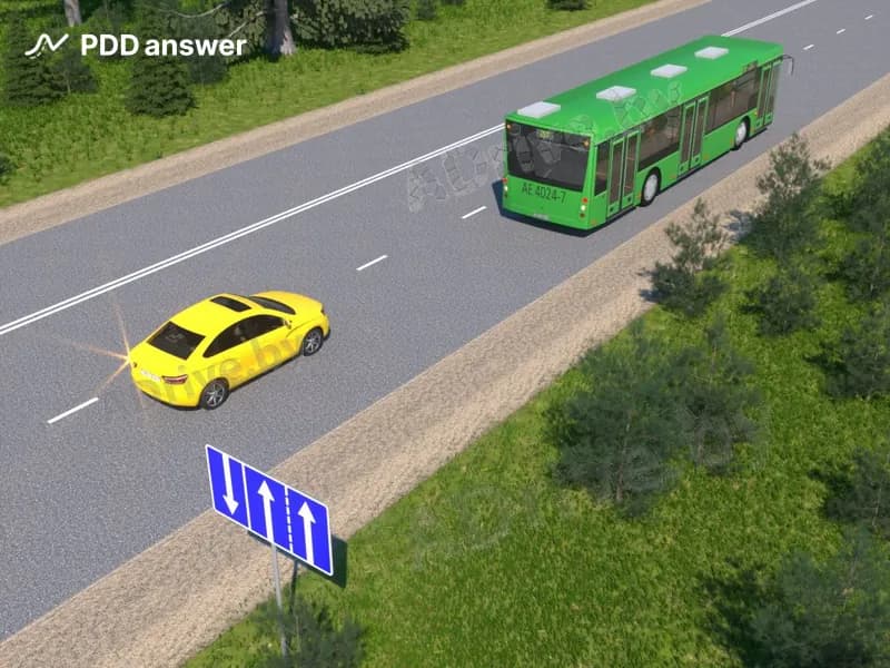 В показанной ситуации водитель жёлтого легкового автомобиля собирается выполнить: