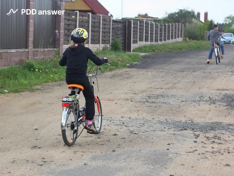 Разрешается ли велосипедисту в возрасте до 14 лет кататься по проезжей части дороги на территории садового товарищества?