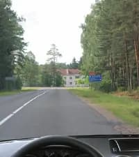 За дорожным знаком с белым фоном на показанном участке дороги: